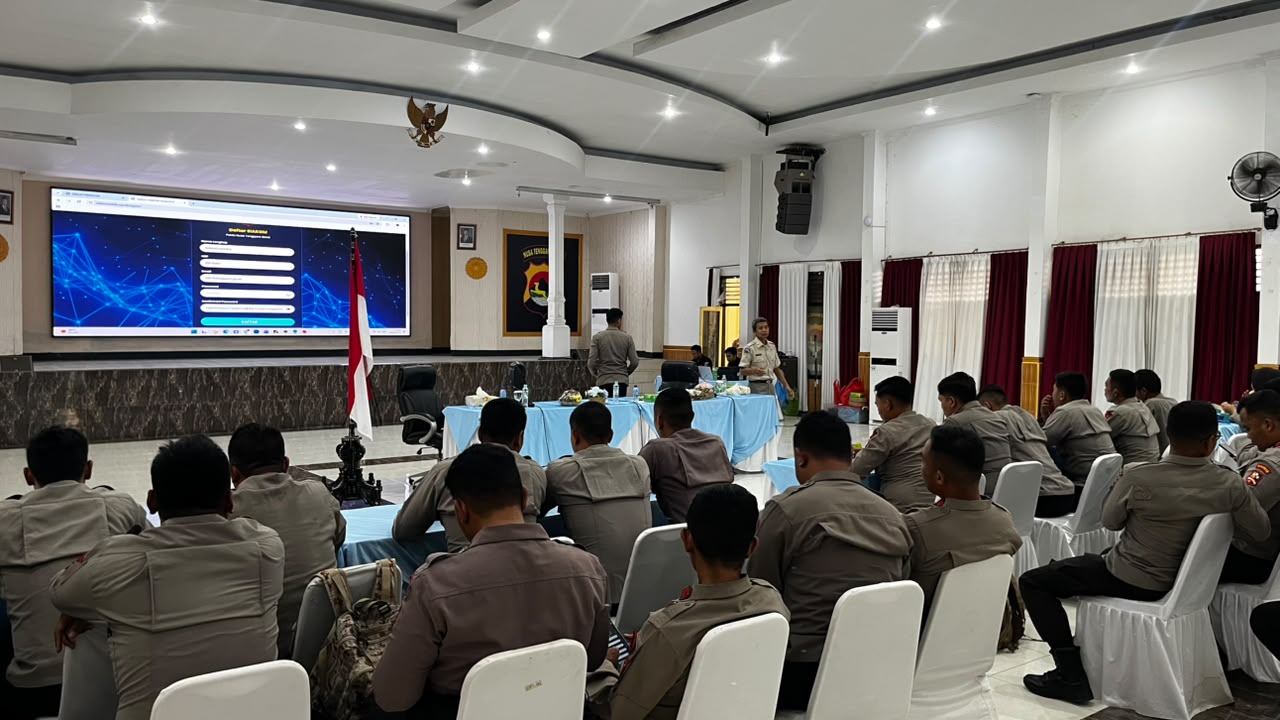 Personel Bid TIK Polda NTB Berikan Materi Tes Keterampilan Komputer dalam Pembinaan dan Pelatihan Ca